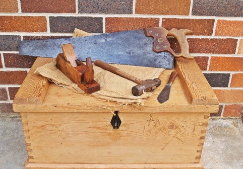 carpenters-toolbox-1466467_1920